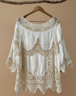 Carregar imagem no visualizador da galeria, Blusa renda bordada - vista traseira com fundo bege
