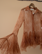 Carregar imagem no visualizador da galeria, Blusa renda camel flare — lateral
