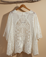 Carica l'immagine nel visualizzatore della galleria,Blusa Renda - Costas - Fundo Bege Estúdio
