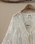 Carica l'immagine nel visualizzatore della galleria,Blusa Renda - Detalhe - Fundo Bege Estúdio
