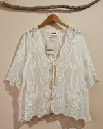 Carica l'immagine nel visualizzatore della galleria,Blusa Renda - Frente - Fundo Bege Estúdio
