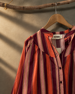 Carregar imagem no visualizador da galeria, Blusa Riscas - Costas
