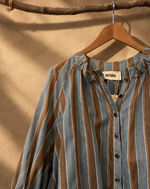 Carregar imagem no visualizador da galeria, Blusa riscas — detalhe decote

