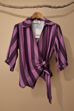Carregar imagem no visualizador da galeria, Blusa riscas - frente completa
