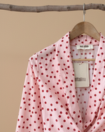 Carregar imagem no visualizador da galeria, Blusa rosa bolinhas - detalhe etiqueta Naftalina
