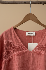 Carregar imagem no visualizador da galeria, Blusa rosa detalhe - fundo estúdio
