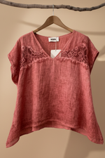 Carregar imagem no visualizador da galeria, Blusa rosa frente - fundo estúdio
