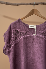 Carregar imagem no visualizador da galeria, Blusa roxa detalhe - fundo estúdio
