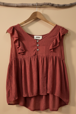 Chargez l'image dans la visionneuse de la galerie,Blusa terracota frente - fundo bege estúdio
