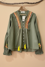 Cargue la imagen en el visor de la galería,Blusa verde com bordados étnicos e borlas amarelas - vista frontal
