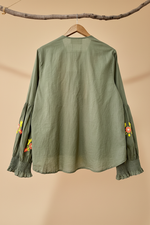 Cargue la imagen en el visor de la galería,Blusa verde com mangas franzidas e bordados - vista traseira
