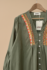Cargue la imagen en el visor de la galería,Blusa verde - detalhe do decote com bordado étnico
