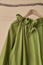 Carregar imagem no visualizador da galeria, Blusa verde detalhe laço com fundo bege estúdio
