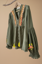 Cargue la imagen en el visor de la galería,Blusa verde - vista lateral com bordado floral na manga
