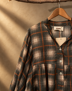 Carica l'immagine nel visualizzatore della galleria,Blusa xadrez castanho — detalhe decote
