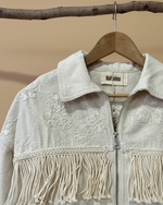 Chargez l'image dans la visionneuse de la galerie,Bomber jacket bordada com franjas com fundo de estúdio bege - detalhe frontal
