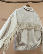 Chargez l'image dans la visionneuse de la galerie,Bomber jacket bordada com franjas com fundo de estúdio bege - traseira detalhe
