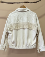 Chargez l'image dans la visionneuse de la galerie,Bomber jacket bordada com franjas com fundo de estúdio bege - traseira
