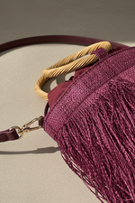 Chargez l'image dans la visionneuse de la galerie,Bucket Bag Franjas Vinho - Detalhe
