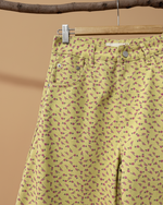 Chargez l'image dans la visionneuse de la galerie,Calças amarelas com padrão floral - detalhe cintura, botão e bolsos
