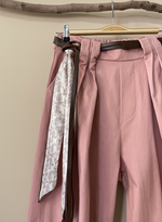 Carica l'immagine nel visualizzatore della galleria,Calças baggy rosa detalhe
