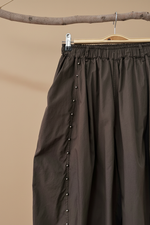 Carica l'immagine nel visualizzatore della galleria,Calças baggy tachas - detalhe tachas
