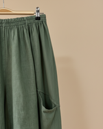 Cargue la imagen en el visor de la galería,Calças Barril Linho — Detalhe bolso e cós
