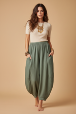 Cargue la imagen en el visor de la galería,Calças Barril — Modelo Frente
