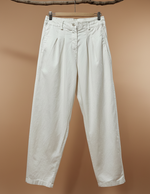 Carregar imagem no visualizador da galeria, Calças brancas com pregas - vista frontal completa

