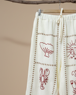 Carregar imagem no visualizador da galeria, Calças brancas de gaze com bordados - detalhe cintura com concha e lagosta
