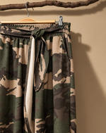 Carregar imagem no visualizador da galeria, Calças camo - detalhe cinto
