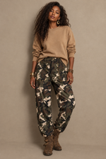 Cargue la imagen en el visor de la galería,Calças camufladas com tachas coordenadas com sweatshirt camel
