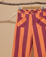 Carregar imagem no visualizador da galeria, Calças com fundo bege estúdio - detalhe bolsos
