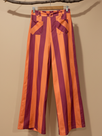 Carregar imagem no visualizador da galeria, Calças com fundo bege estúdio - vista frontal
