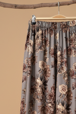 Load image in the gallery viewer,Calças florais detalhe
