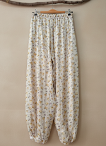 Cargue la imagen en el visor de la galería,Calças florais - vista traseira com fundo bege
