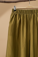 Carregar imagem no visualizador da galeria, Calças Harem Verde Oliva — Detalhe

