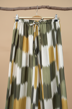 Load image in the gallery viewer,Calças ikat palazzo - detalhe
