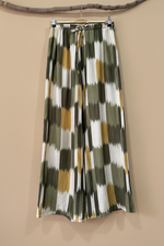 Load image in the gallery viewer,Calças ikat palazzo - frente
