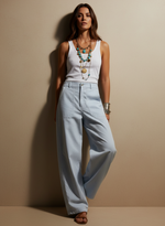 Carregar imagem no visualizador da galeria, Calças largas azul claro - corpo inteiro encostada
