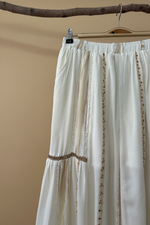 Carregar imagem no visualizador da galeria, Calças largas ivory - detalhe cintura e bordado
