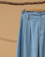 Carregar imagem no visualizador da galeria, Calças palazzo azul claro - detalhe
