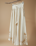 Carregar imagem no visualizador da galeria, Calças palazzo bordadas com fundo de estúdio bege - enquadramento original
