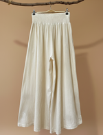 Carregar imagem no visualizador da galeria, Calças palazzo bordadas com fundo de estúdio bege - traseira
