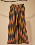 Cargue la imagen en el visor de la galería,Calças riscas com fundo de estúdio bege - frontal completa
