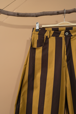 Load image in the gallery viewer,Calças Riscas — Detalhe
