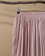 Carregar imagem no visualizador da galeria, Calças rosa com renda - detalhe 1 com fundo bege
