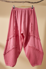 Carica l'immagine nel visualizzatore della galleria,Calças rosa costas - fundo estúdio
