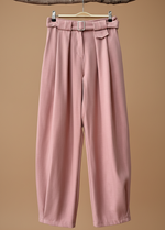 Carregar imagem no visualizador da galeria, Calças rosa - vista frontal com fundo bege
