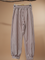 Carregar imagem no visualizador da galeria, Calças às riscas - vista completa
